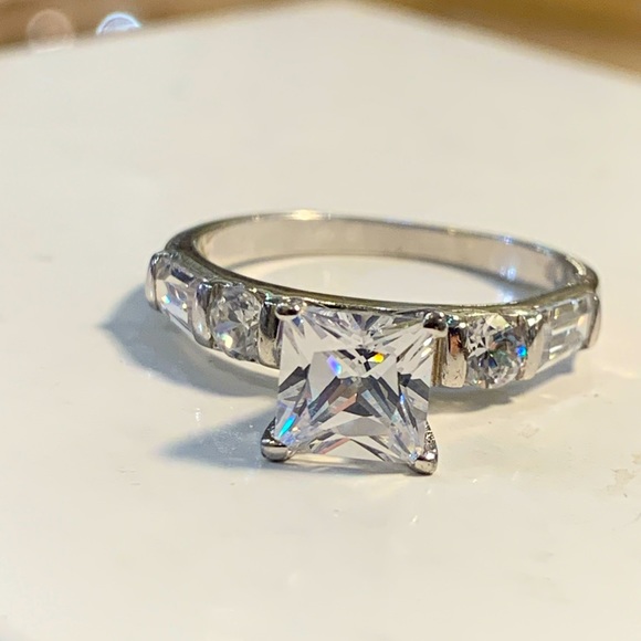 Sterling silver and Cubic Zirconia Solitaire Ring - Picture 2 of 7